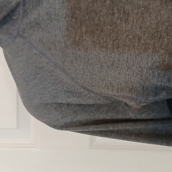 Patagonia thumb hole top - Picture 5 of 16